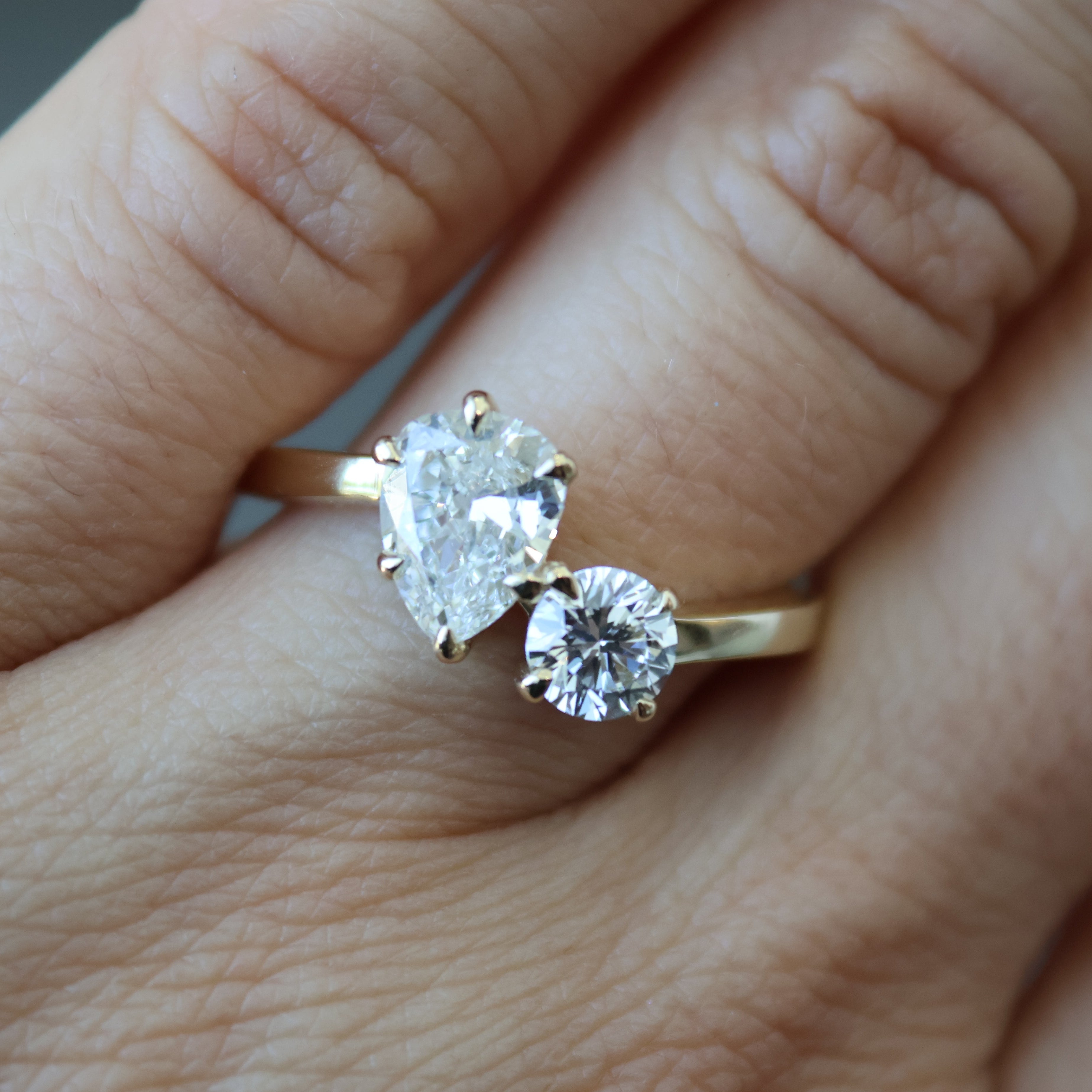 Round & Pear Cut Toi et Moi Ring